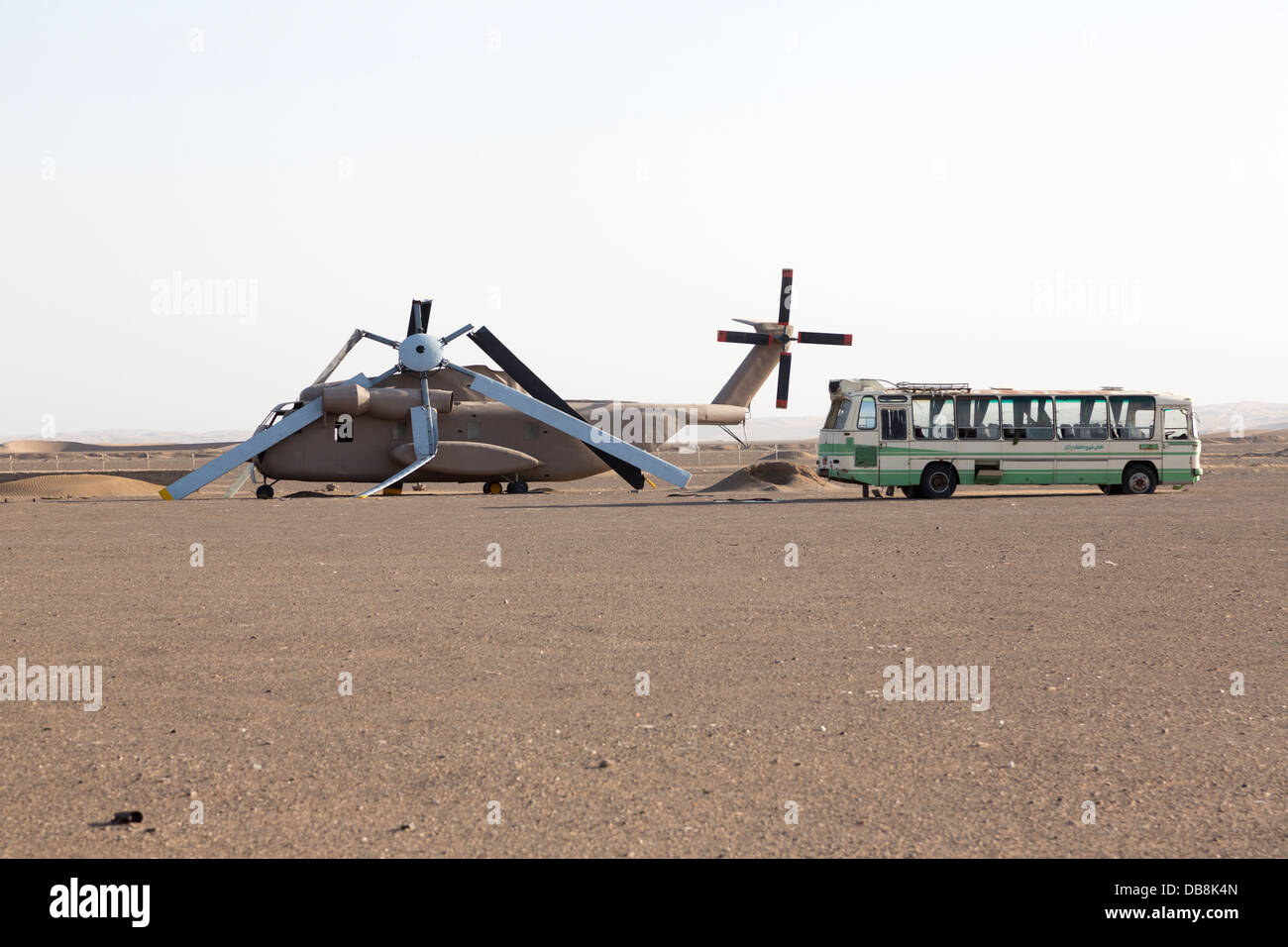 Les services américains l'opération Eagle Claw ruiné et abandonné l'hélicoptère, bus y Lyubashenko, Iran Banque D'Images