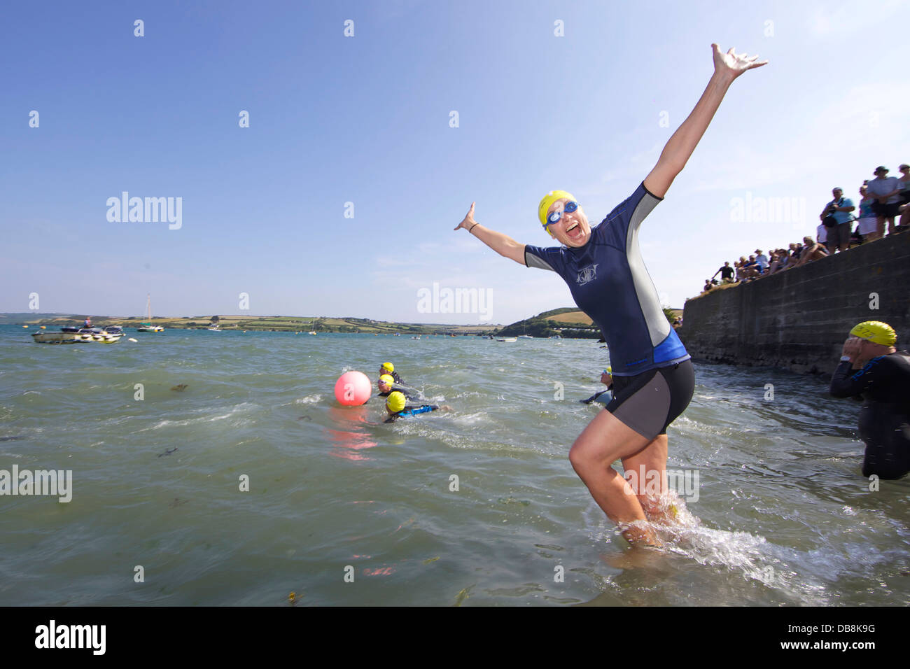 Prenant part à cette année, le Rock à Padstow Marie Curie sont passionnés de natation de bienfaisance Banque D'Images