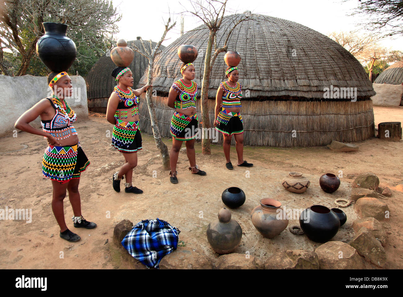 Zulu femmes portant des pots avec des perles sur leur tête à Shakaland, KwaZulu-Natal Banque D'Images