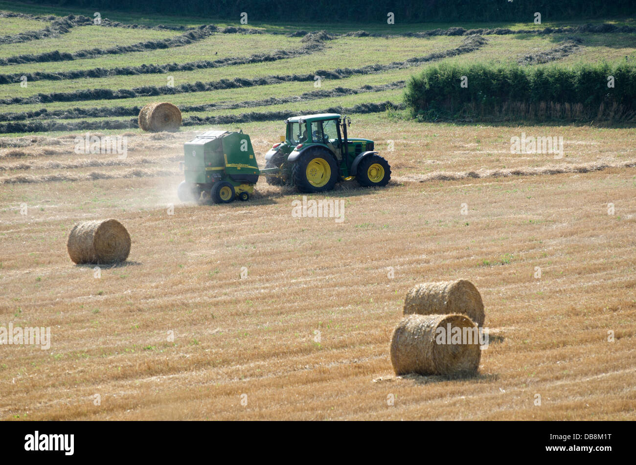 Le tracteur et le foin dans un champ de travail de la presse en France Banque D'Images