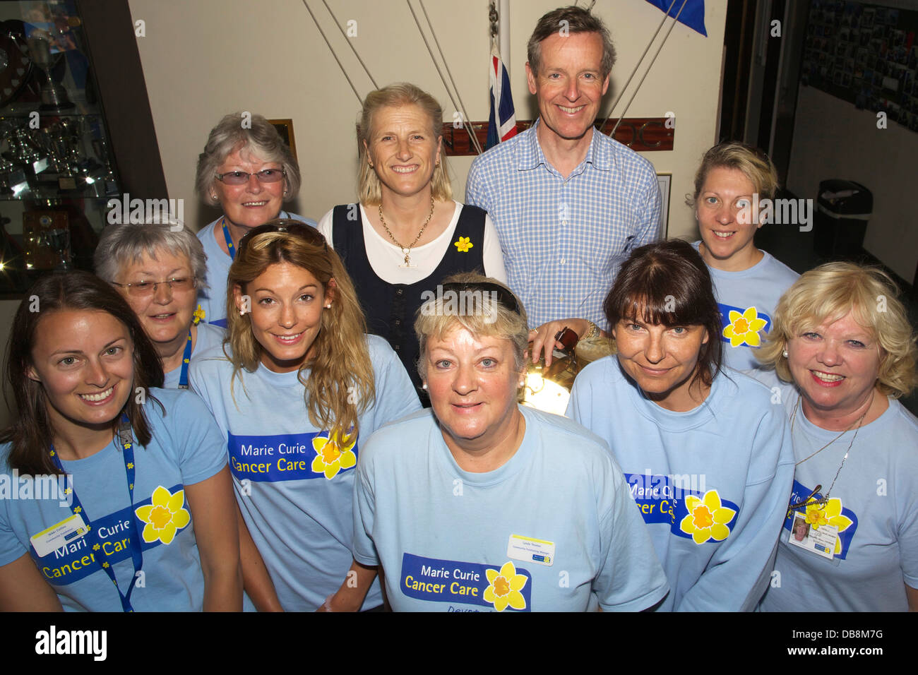 Prenant part à cette année, le Rock à Padstow Marie Curie La charité nager sont les mécènes Marie Curie et l'équipe de soutien Banque D'Images