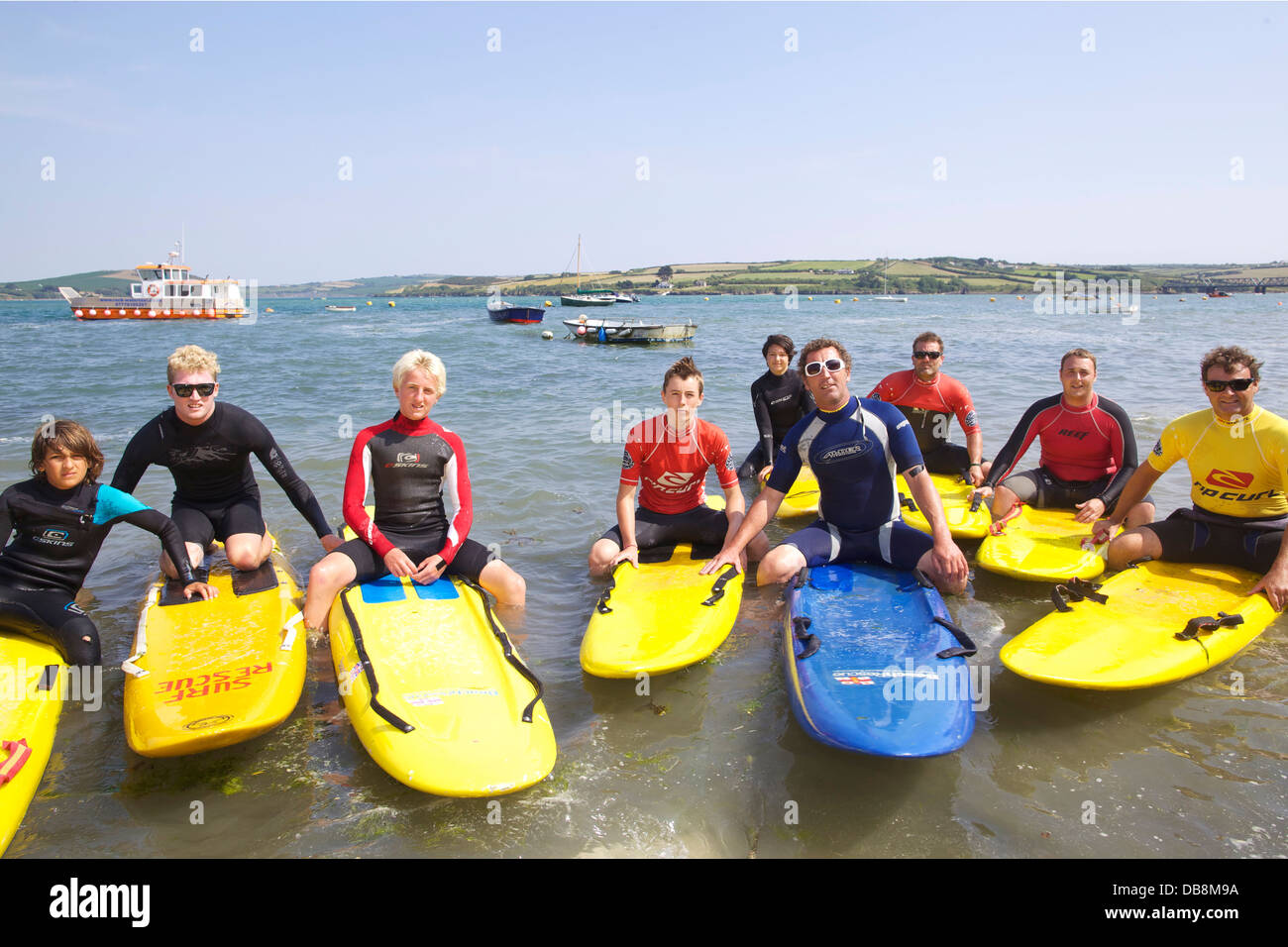 Prenant part à cette année, le Rock à Padstow Marie Curie La charité nager sont les Harlyn surf life saving team Banque D'Images