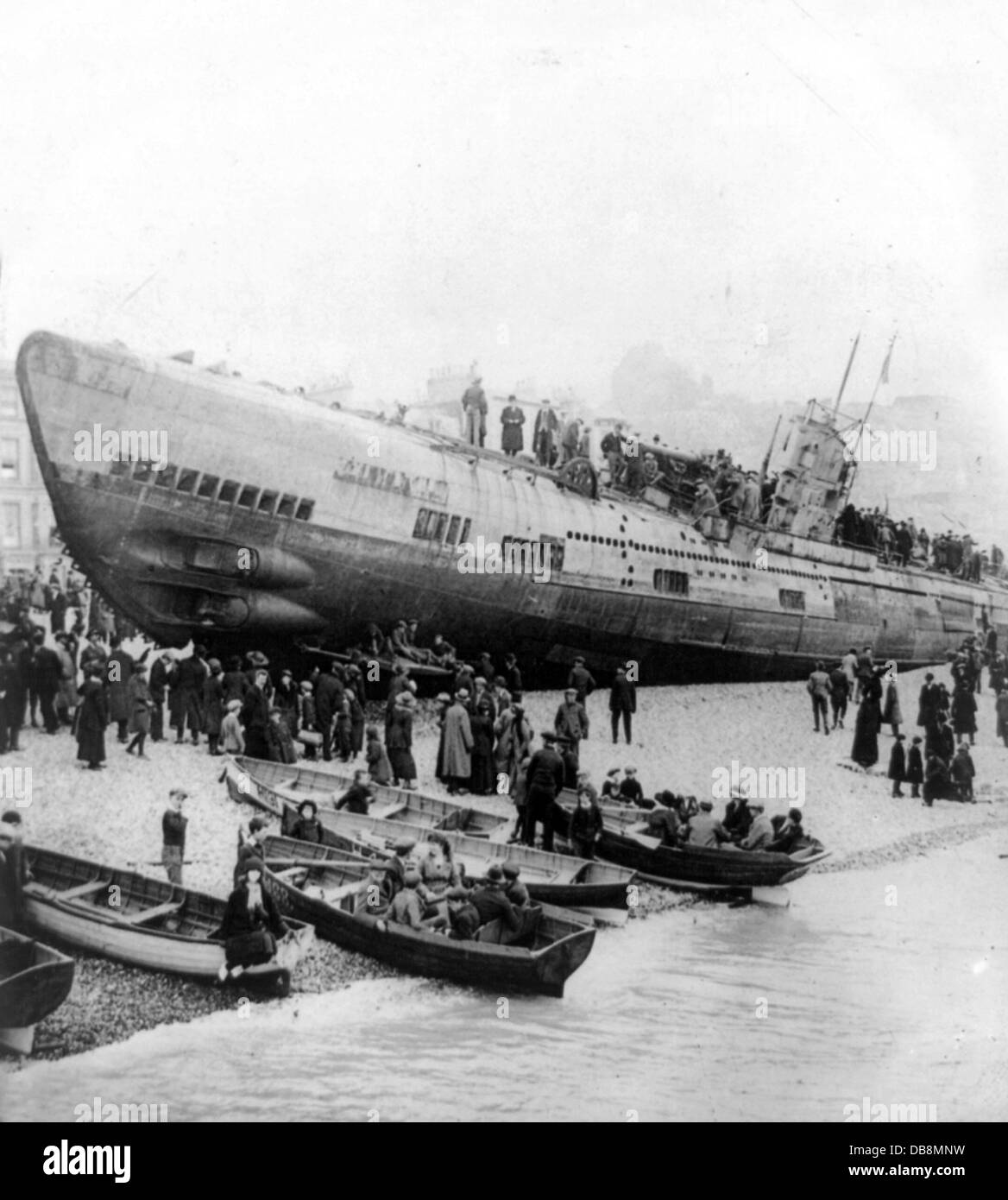U-boot échoué sur la côte sud de l'Angleterre après la cession, vers 1914 - 1918 Banque D'Images
