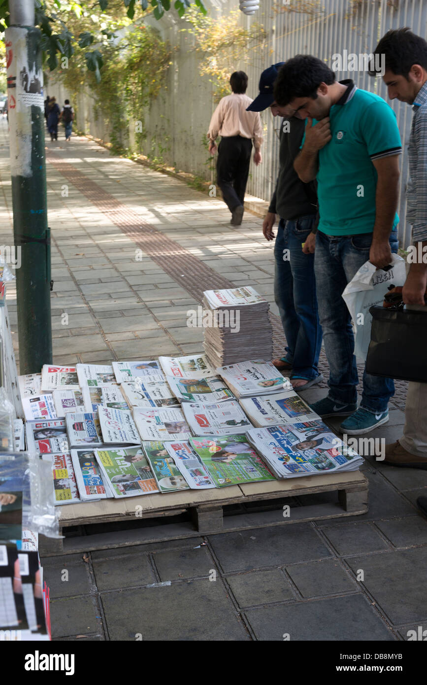La lecture des journaux iraniens les piétons à news kiosque, Téhéran, Iran Banque D'Images
