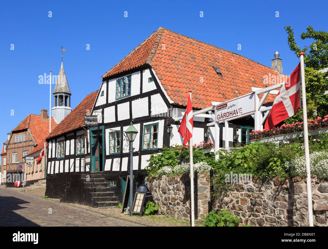 Jyder at Restaurant à vieux bâtiment à colombages dans petite ville historique. Juulsbakke, Ebeltoft, Jutland, Danemark, Scandinavie Banque D'Images