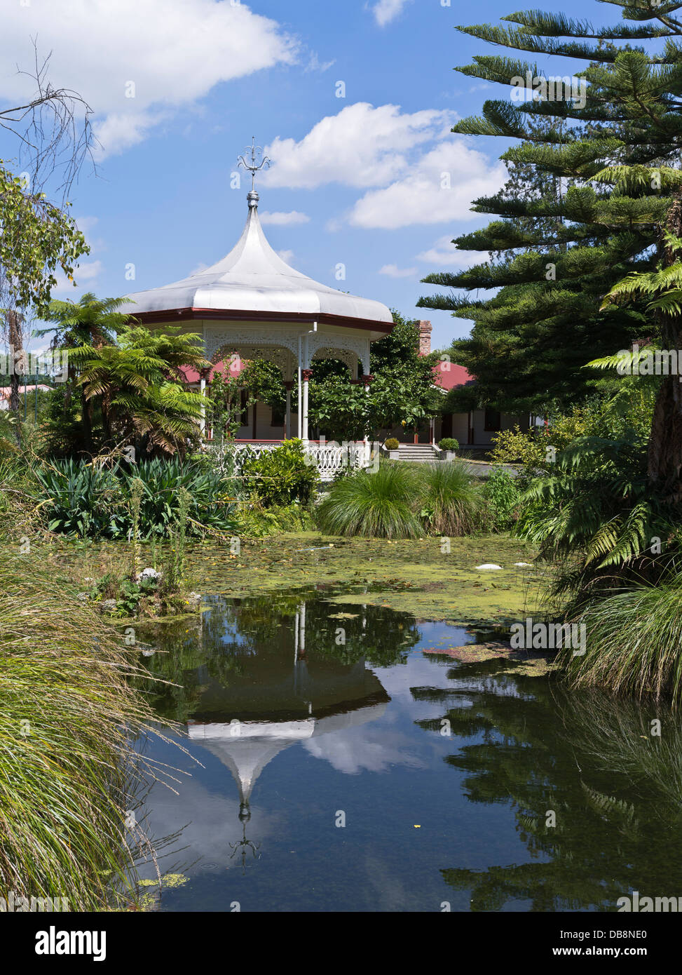Jardins du gouvernement dh ROTORUA NOUVELLE ZÉLANDE Kiosque et étang de jardin parc public Paepaekumana Banque D'Images