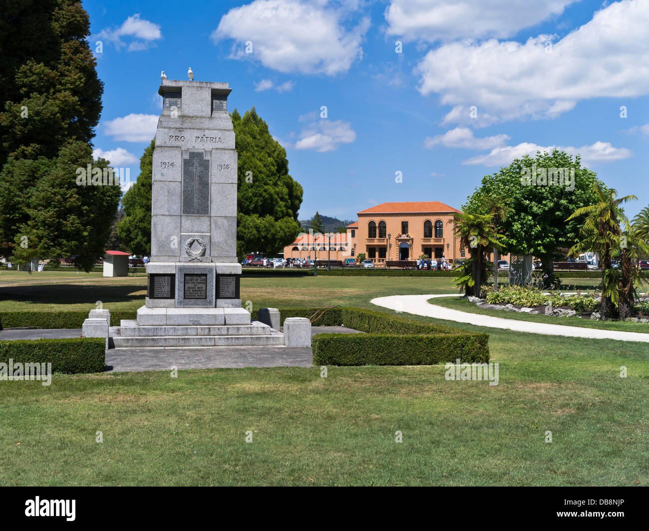 Jardins du gouvernement dh ROTORUA NEW ZEALAND First World War Memorial Park public Paepaekumana et Blue Baths building Banque D'Images