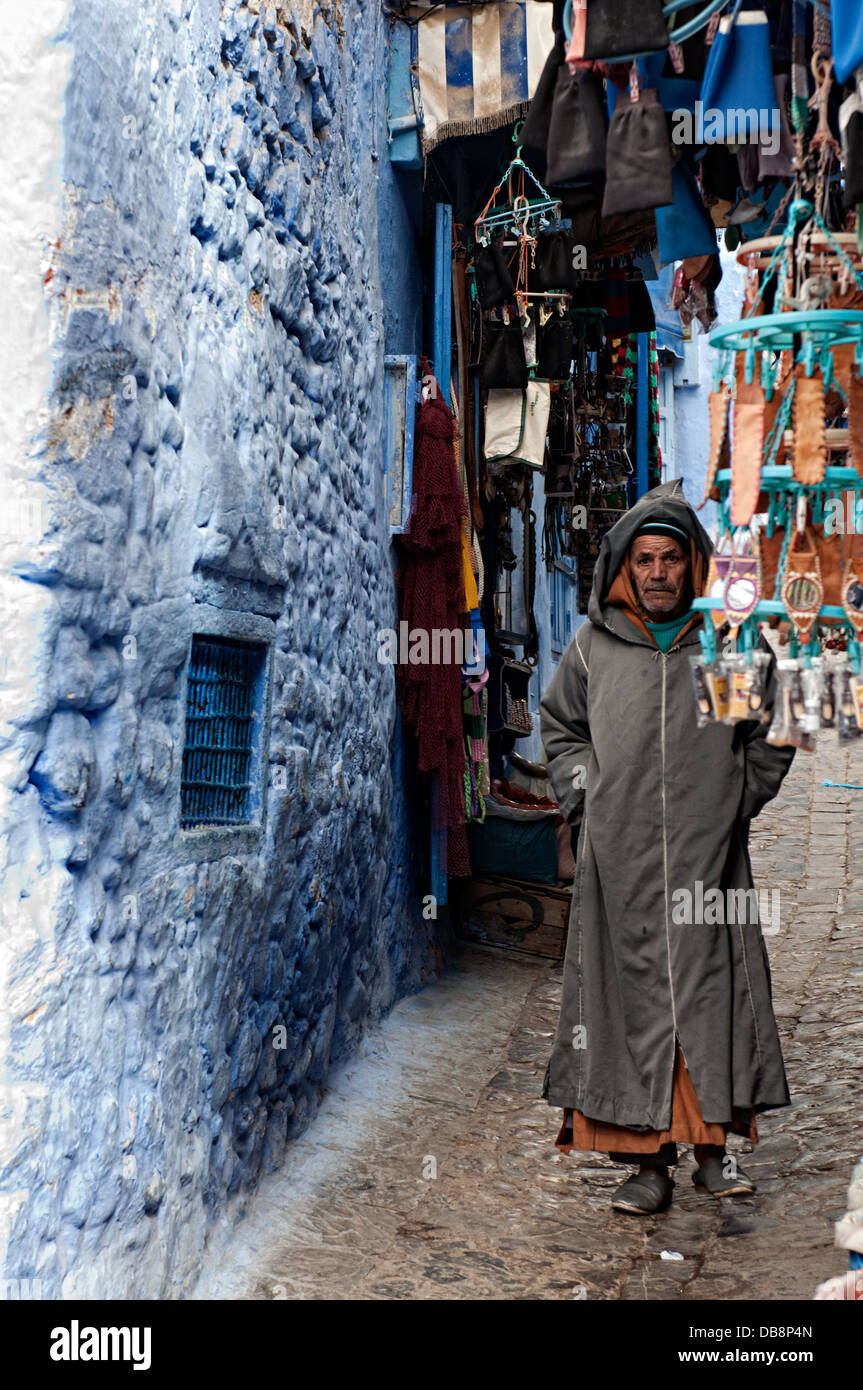 Homme marchant dans la rue, du Rif, Chefchaouen, Maroc Banque D'Images