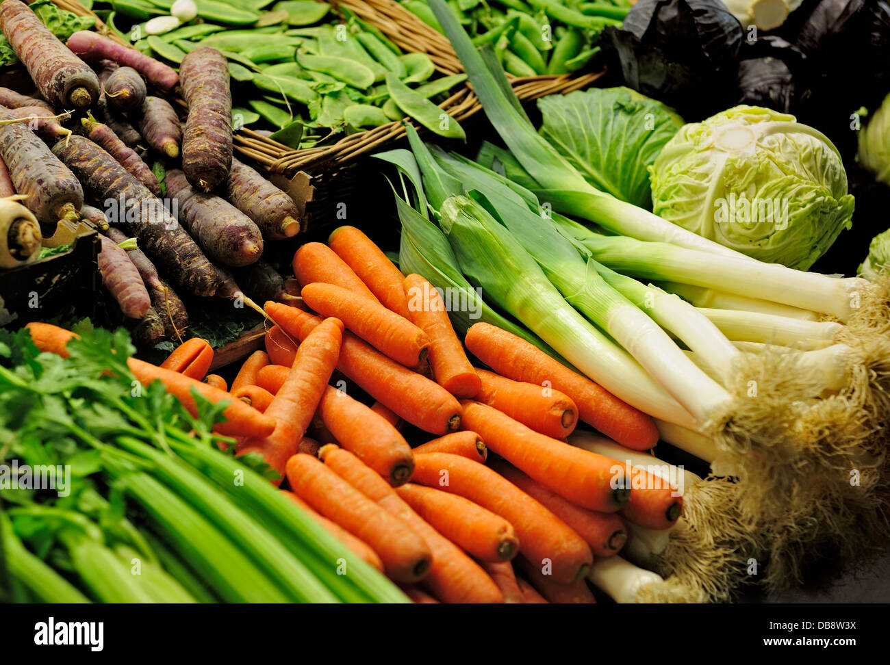 Légumes frais sur une échoppe de marché , POIS CAROTTES POIREAUX Céleri Chou Banque D'Images