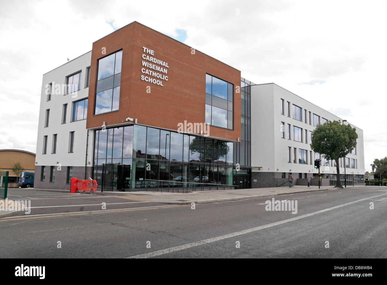 Nouveau bâtiment (2012) à l'entrée du Cardinal Wiseman Catholic School à Greenford, Middlesex, Royaume-Uni. Banque D'Images