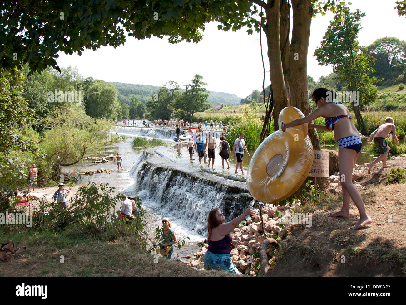 Echelle et pagayer à Warleigh Weir sur la rivière Avon près de Bath, Somerset, Royaume-Uni Banque D'Images
