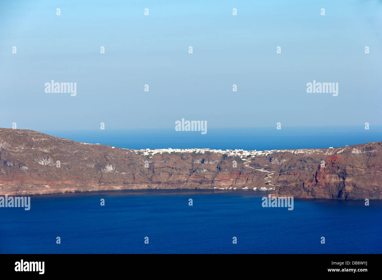 L''île de Thirasia à Santorin, Grèce, photographié avec un objectif long Banque D'Images