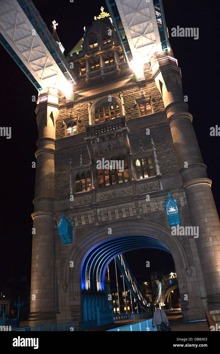 Différentes vues de la Tower Bridge London UK la nuit et travail du fer de la peinture bleu pont en direction sud et nord. Banque D'Images