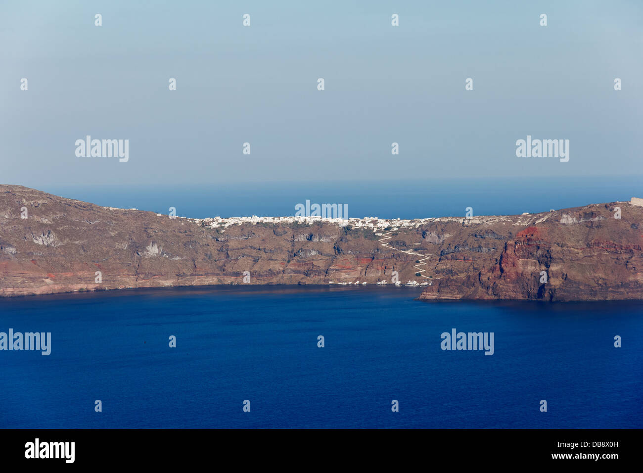 L''île de Thirasia à Santorin, Grèce, photographié avec un objectif long Banque D'Images