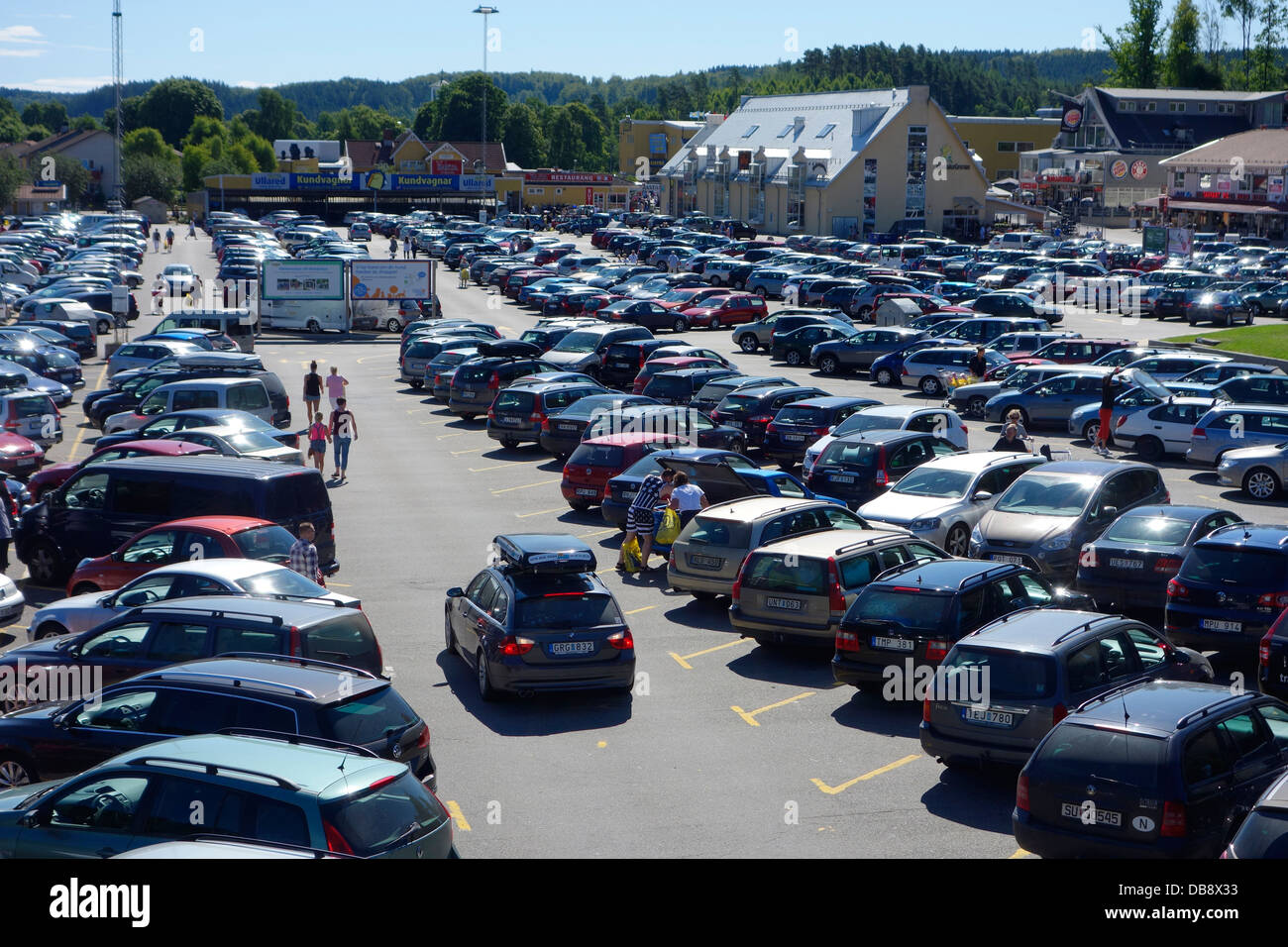 Trop plein (parking en face du centre commercial en banlieue de Ullared, Suède Banque D'Images