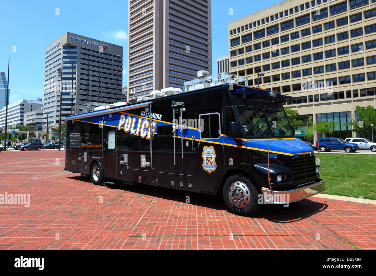Baltimore police assistance technique camion de l'unité de réponse, Transamerica Tower et Bank of America bâtiment en arrière-plan, Inner Harbour, Baltimore, États-Unis Banque D'Images