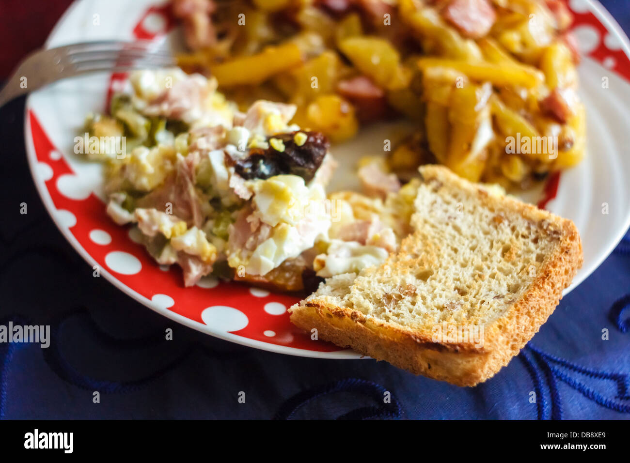 Petit-déjeuner copieux, l'accent sur le premier plan. Banque D'Images
