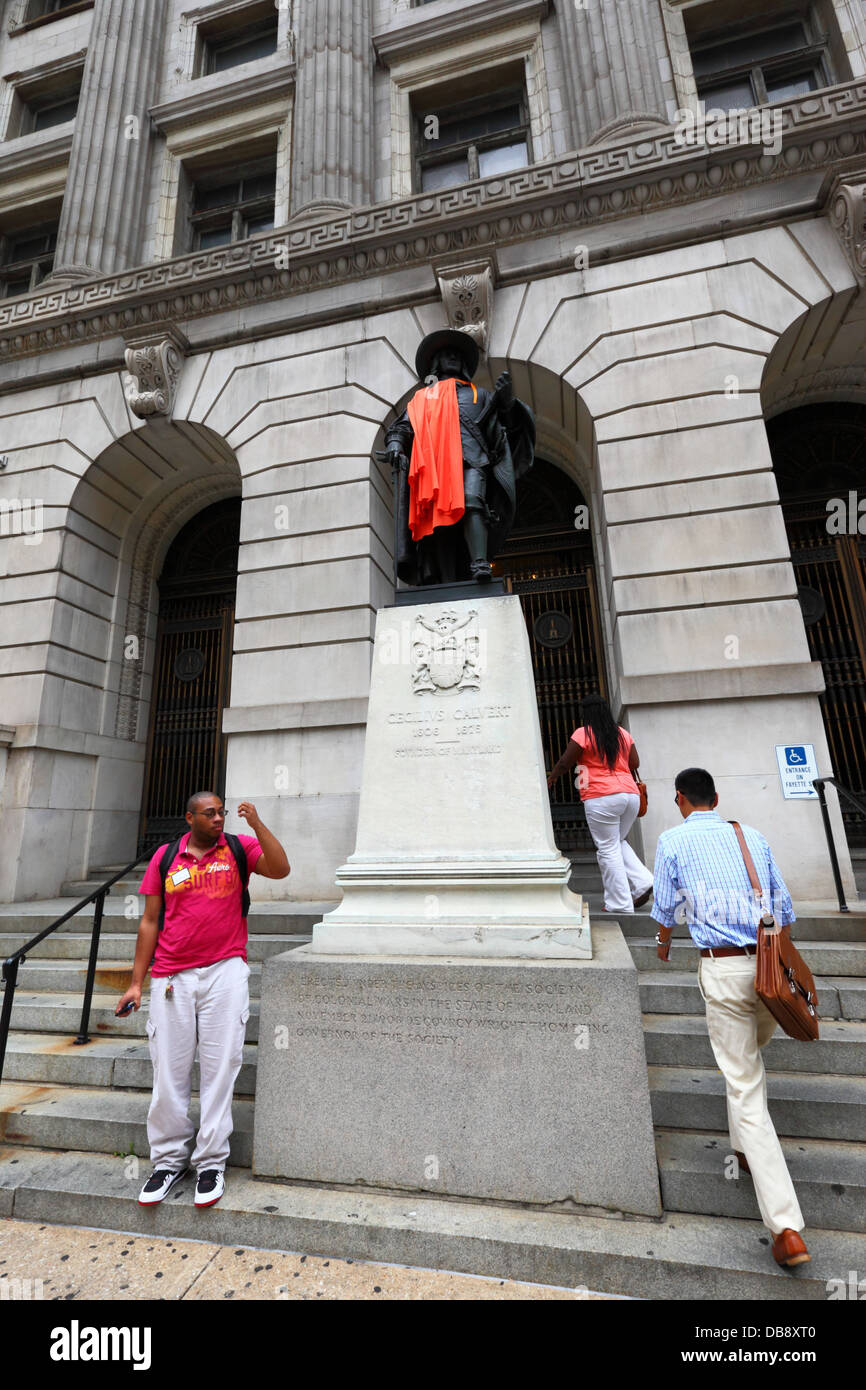 Les jurés retournent au Clarence M. Mitchell Jr circuit Courthouse Building après le déjeuner, Baltimore, États-Unis. Statue est de Cecil Calvert, le fondateur du Maryland. Banque D'Images