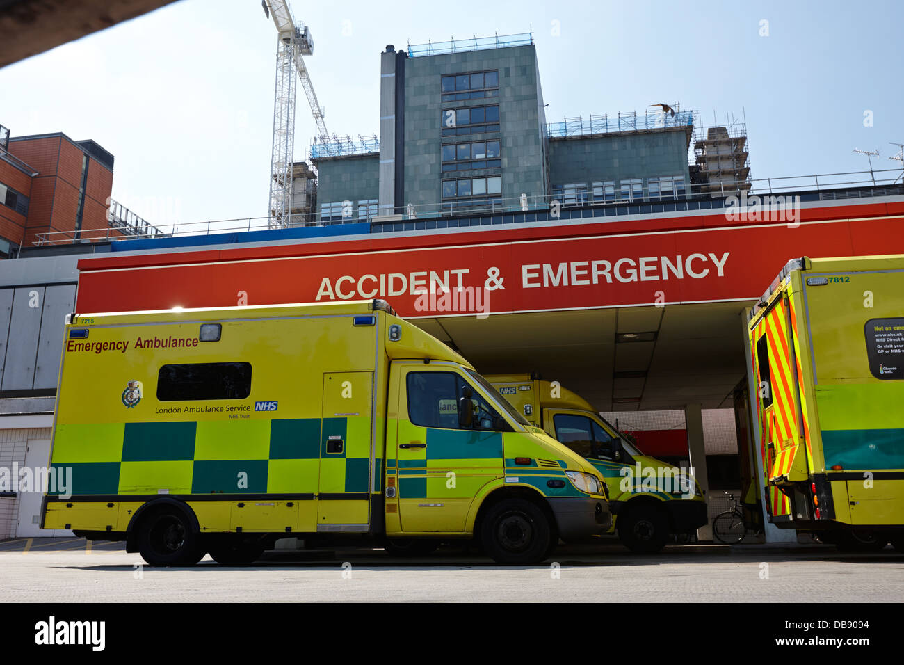 Accident hospitalier et entrée d'urgence avec ambulances en attente en dehors de l'hôpital St thomas centre de maladies infectieuses Londres Angleterre Royaume-Uni Banque D'Images