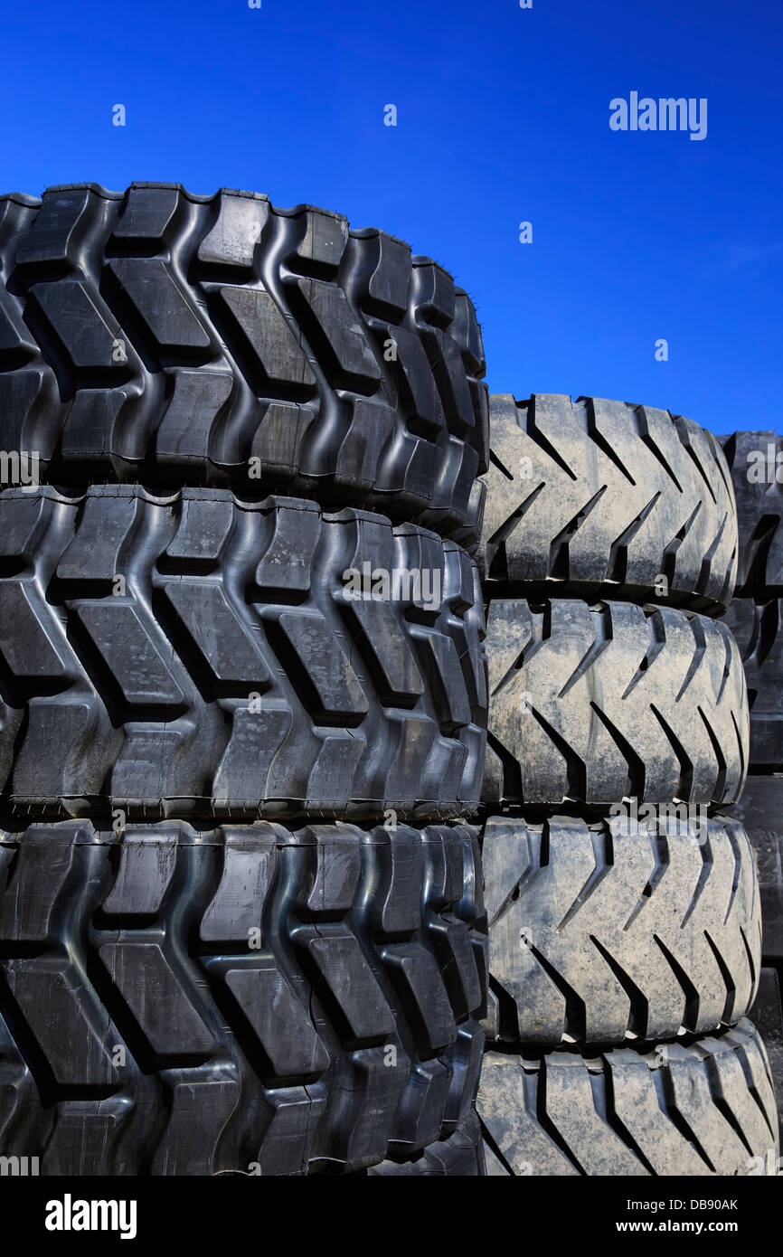 Pile de pneus des camions de grande Banque D'Images