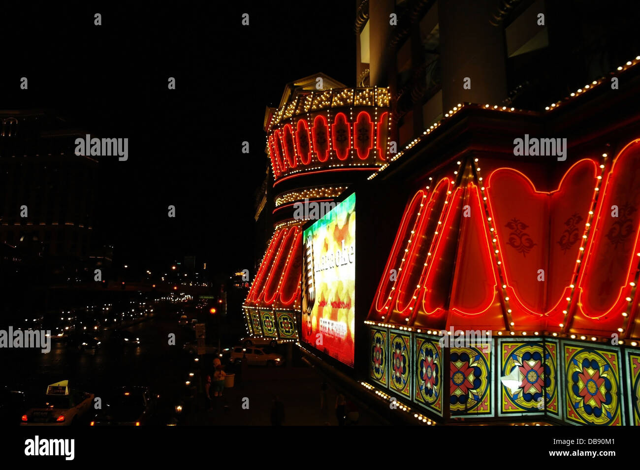 Vue de nuit, du passage supérieur du chemin East Flamingo, néons rouge 'Bill's Gamblin' Hall, phares des voitures, Bande de Las Vegas, USA Banque D'Images