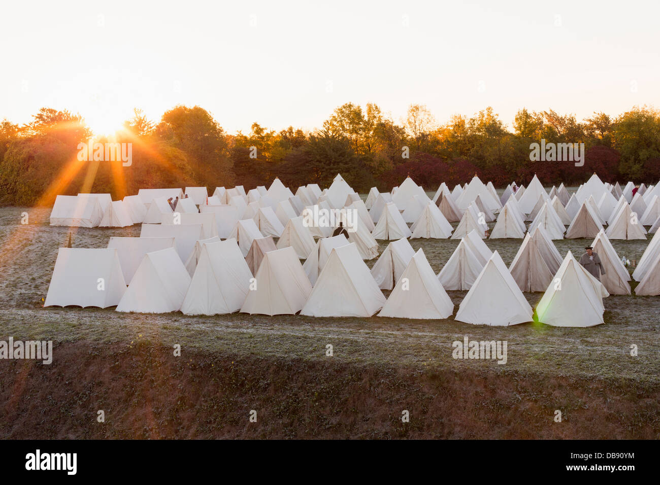 Canada, Ontario, Niagara-on-the-Lake, Fort George National Historical Monuments, guerre de 1812 re-enactment, toiles de tentes au lever du soleil Banque D'Images