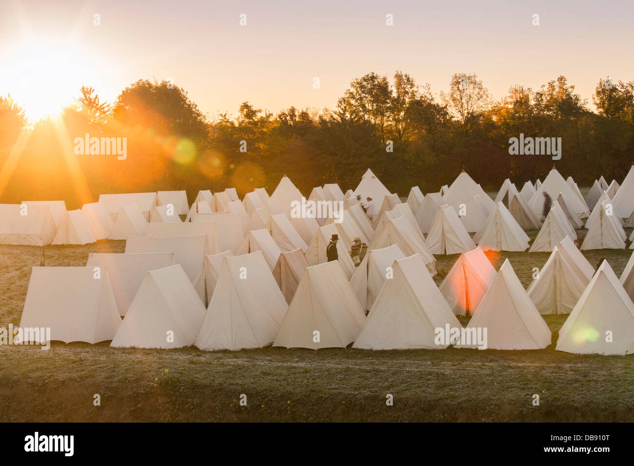 Canada, Ontario, Niagara-on-the-Lake, Fort George National Historical Monuments, guerre de 1812 re-enactment, toiles de tentes au lever du soleil Banque D'Images