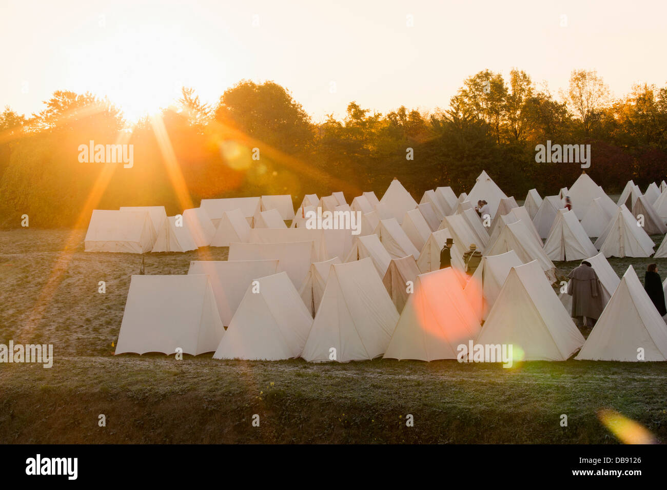 Canada, Ontario, Niagara-on-the-Lake, Fort George National Historical Monuments, guerre de 1812 re-enactment, toiles de tentes au lever du soleil Banque D'Images