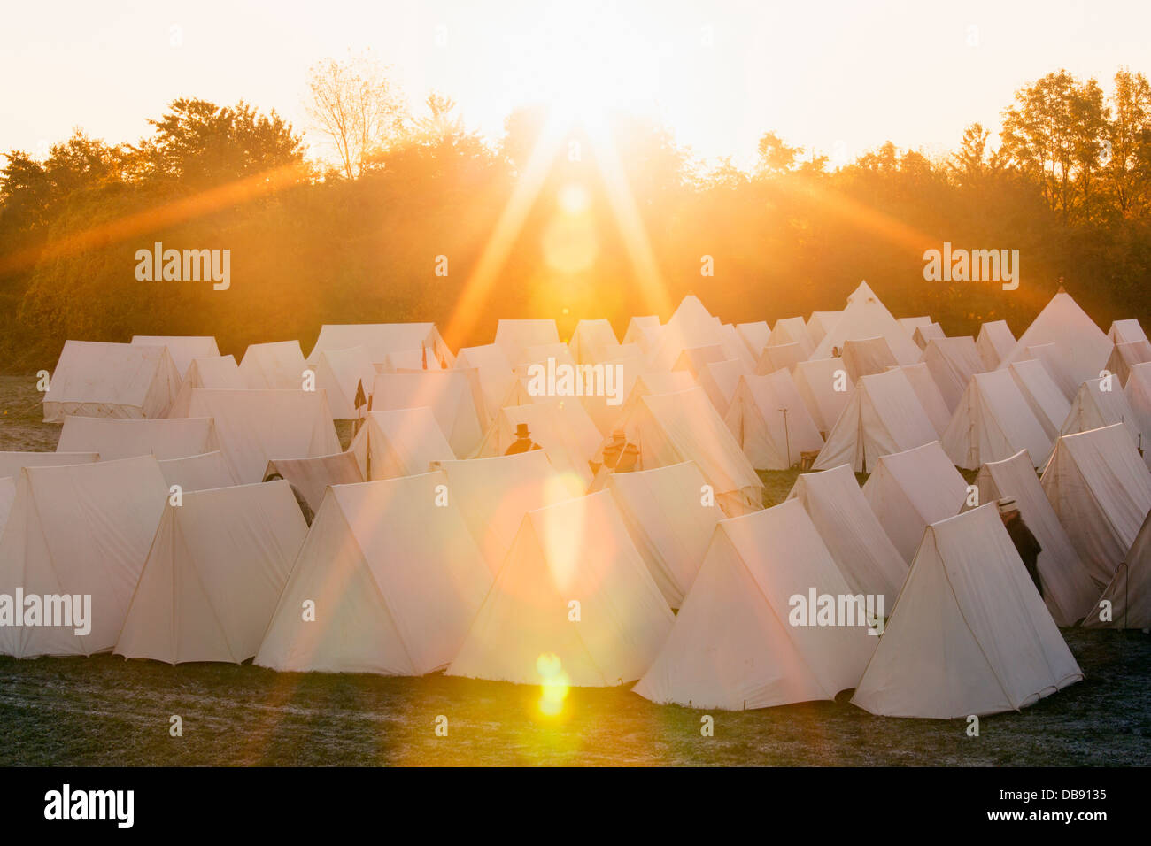 Canada, Ontario, Niagara-on-the-Lake, Fort George National Historical Monuments, guerre de 1812 re-enactment, toiles de tentes au lever du soleil Banque D'Images
