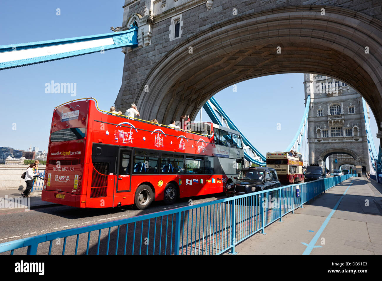 Visite de la ville rouge surmontée ouvert passage bus Tower bridge London England UK Banque D'Images