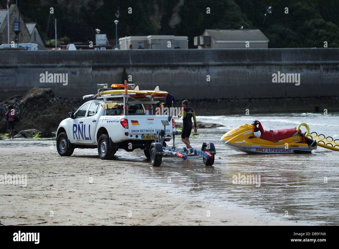 NEWQUAY, Cornwall, Angleterre - 25 juillet : la Royal National Lifeboat Institution travaillant sur plage de Towan le 25 juillet 2012. La RNLI ont secouru 15 personnes à ce jour seulement à partir de la plage de Porth. Credit : Nicholas Burningham/Alamy Live News Banque D'Images