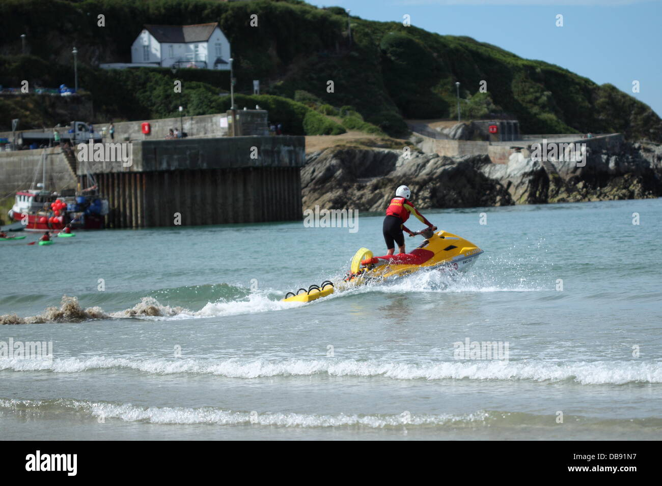 NEWQUAY, Cornwall, Angleterre - 25 juillet : la Royal National Lifeboat Institution travaillant sur plage de Towan le 25 juillet 2012. La RNLI ont secouru 15 personnes à ce jour seulement à partir de la plage de Porth. Credit : Nicholas Burningham/Alamy Live News Banque D'Images