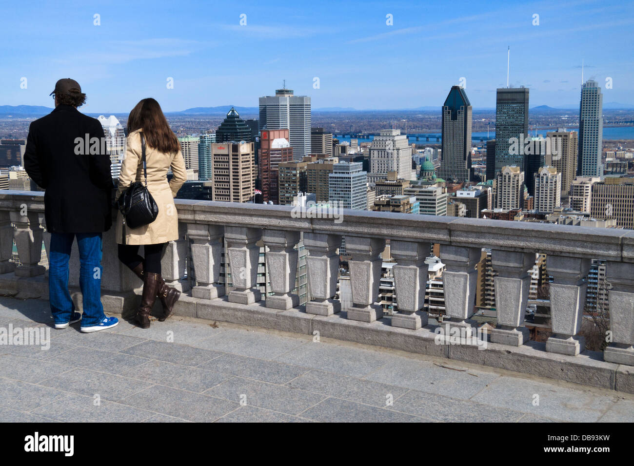 Un couple jouit de la vue du Belvédère Kondiaronk, dans le parc du Mont-Royal. Montréal, Québec, Canada. Banque D'Images