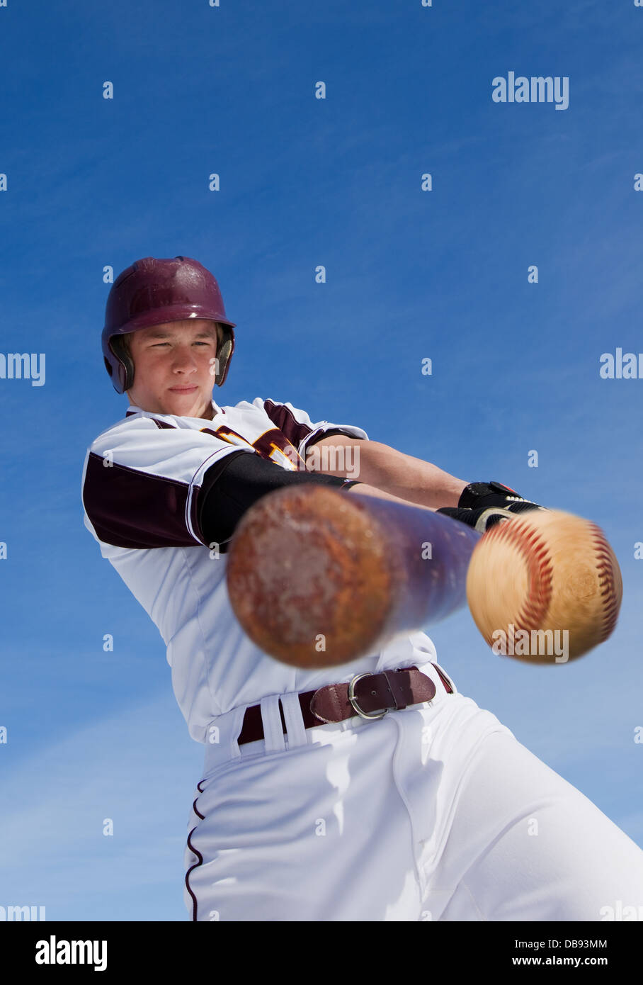 Un joueur de baseball en tenant une balançoire à un base-ball Banque D'Images