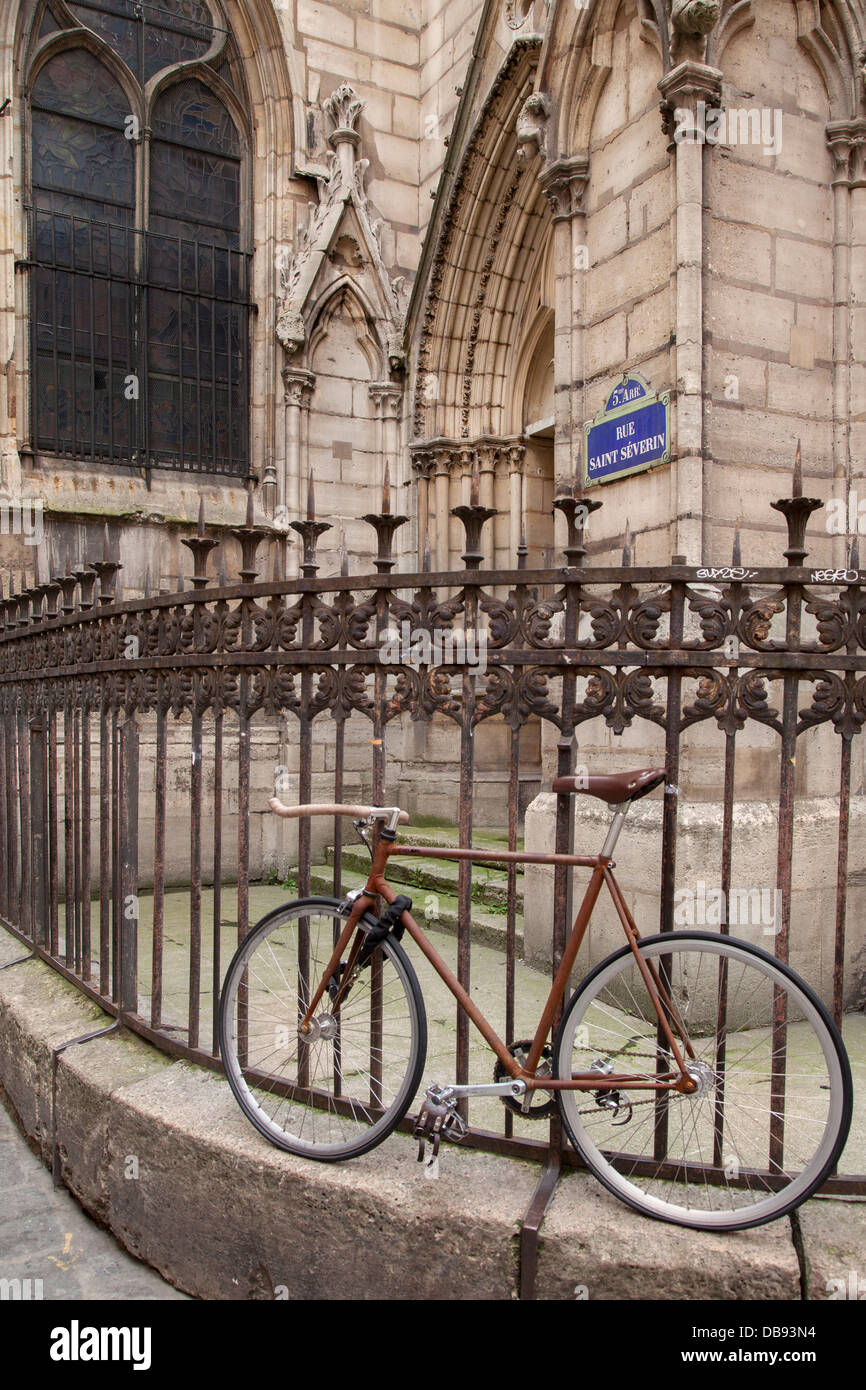 Location à la chaîne pour clôture à Eglise Saint Severin dans le Quartier Latin, Paris France Banque D'Images Location à la chaîne pour clôture à Eglise Saint Severin dans le Quartier Latin, Paris France Banque D'Images