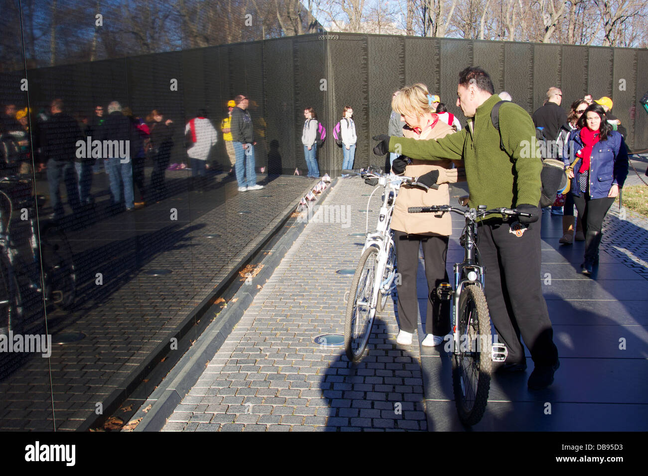 Visiteurs à la guerre du Vietnam Memorial Wall. Washington DC Banque D'Images