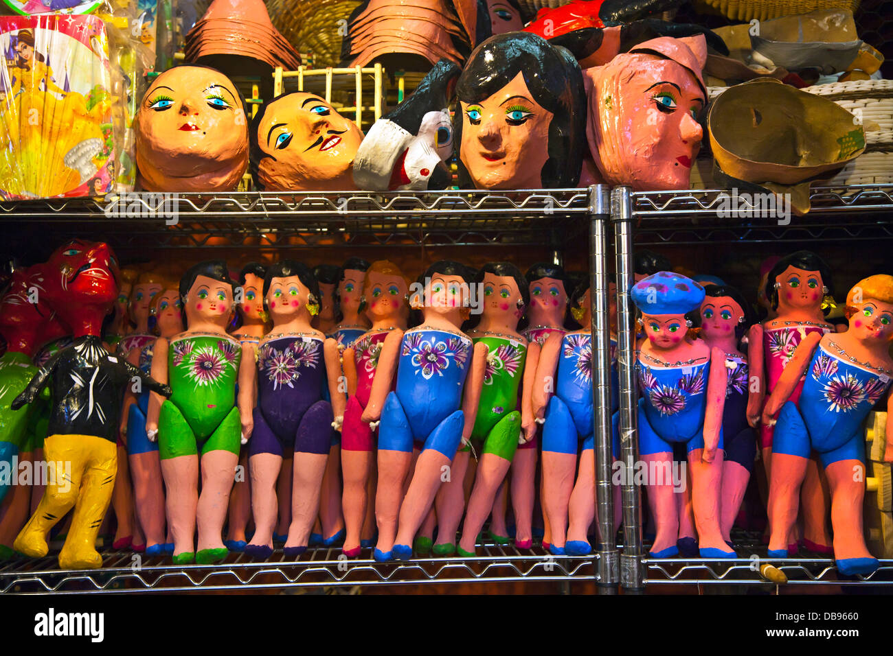 Des poupées et des masques en papier mâché sont vendus au marché HIDALGO - Guanajuato, Mexique Banque D'Images