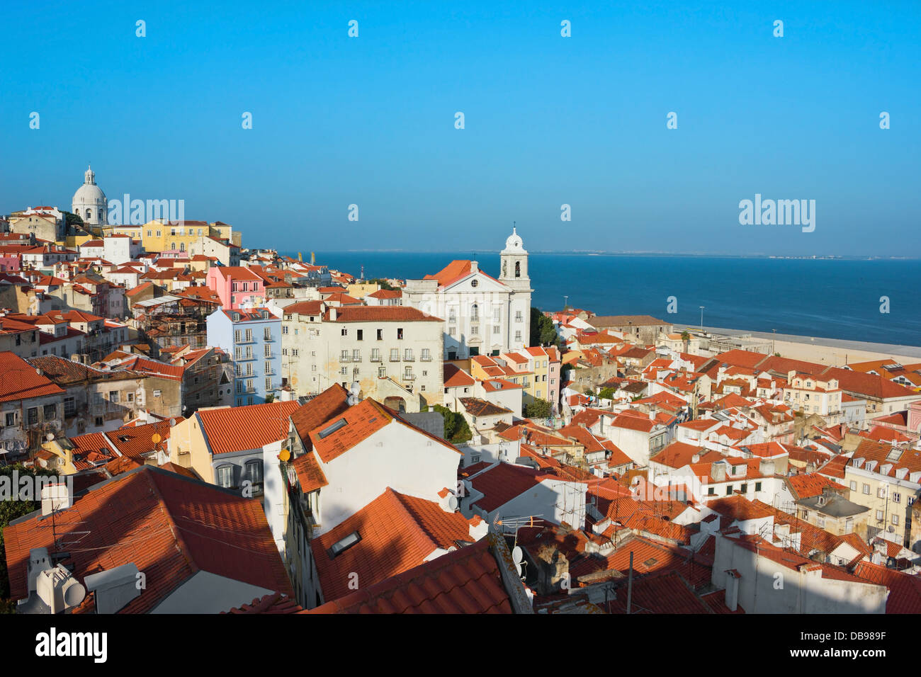 Vue panoramique de l''Alfama vers Igreja de Santo Estevao une église à Lisbonne, Portugal et le Tage dans une journée ensoleillée. Banque D'Images