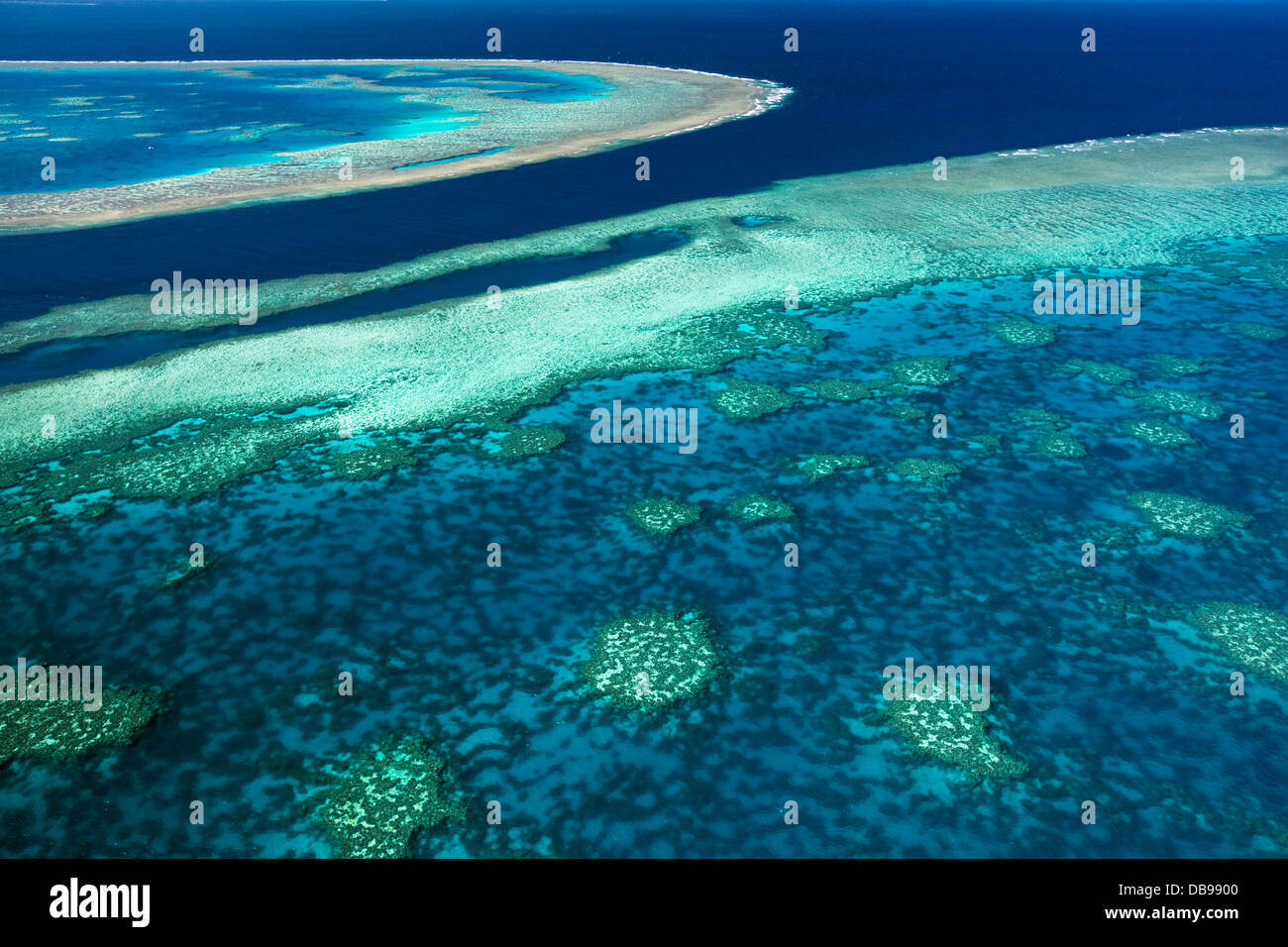 Vue aérienne de formations coralliennes au récif de corail Hardys et crochet. Great Barrier Reef Marine Park, Whitsundays, Queensland, Australie Banque D'Images