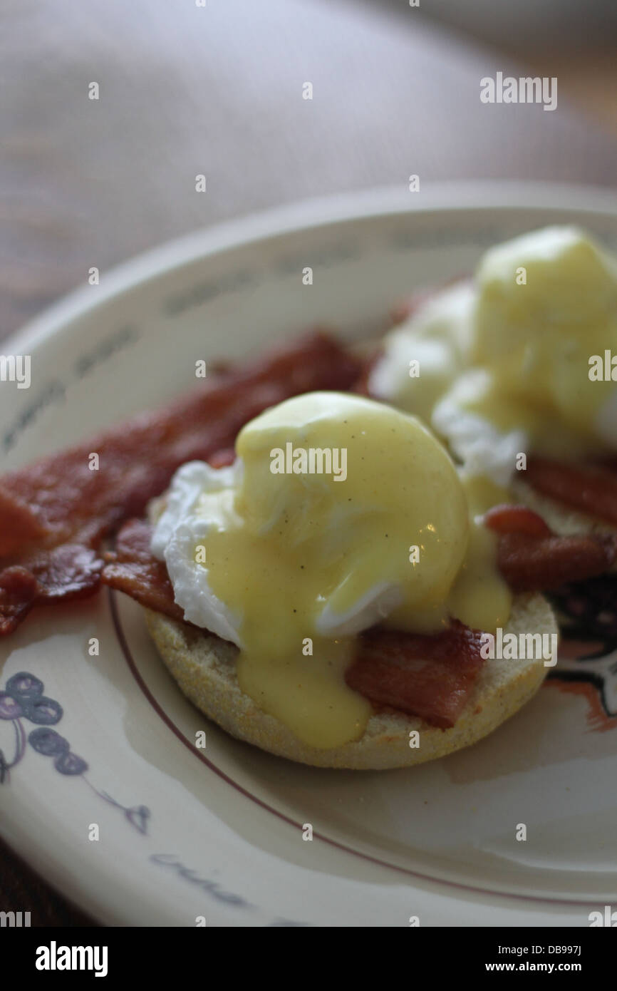 Les oeufs Bénédicte sur une assiette pour le petit déjeuner Banque D'Images
