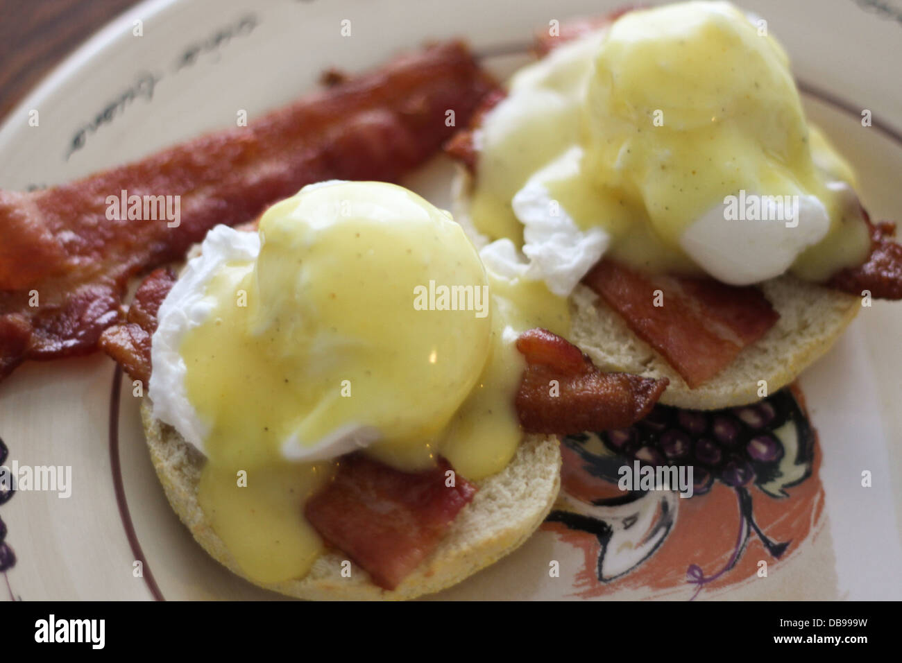 Les oeufs Bénédicte sur une assiette pour le petit déjeuner Banque D'Images