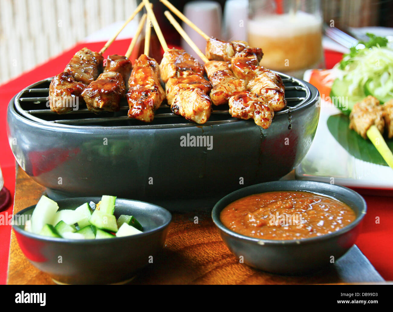 Boeuf et poulet grillé satays dans un restaurant à Bali, Indonésie. Lilit Satey de poisson est l'un des plats les plus populaires de Bali. Banque D'Images