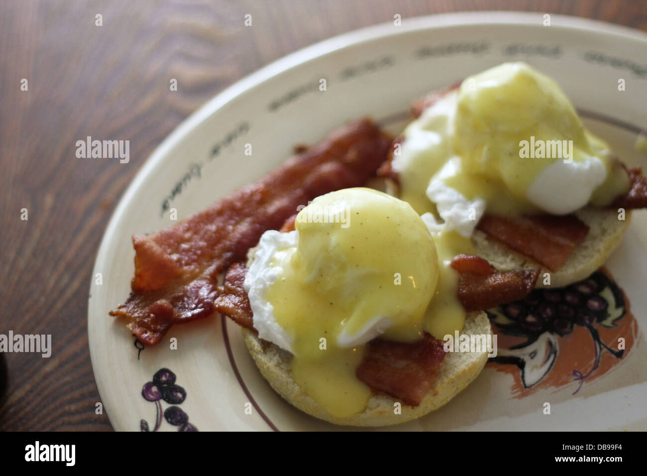 Les oeufs Bénédicte sur une assiette pour le petit déjeuner Banque D'Images