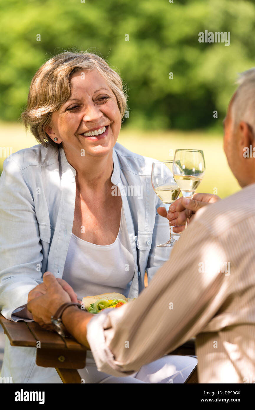 Couple de retraités heureux anniversaire célébrer à l'extérieur journée ensoleillée Banque D'Images