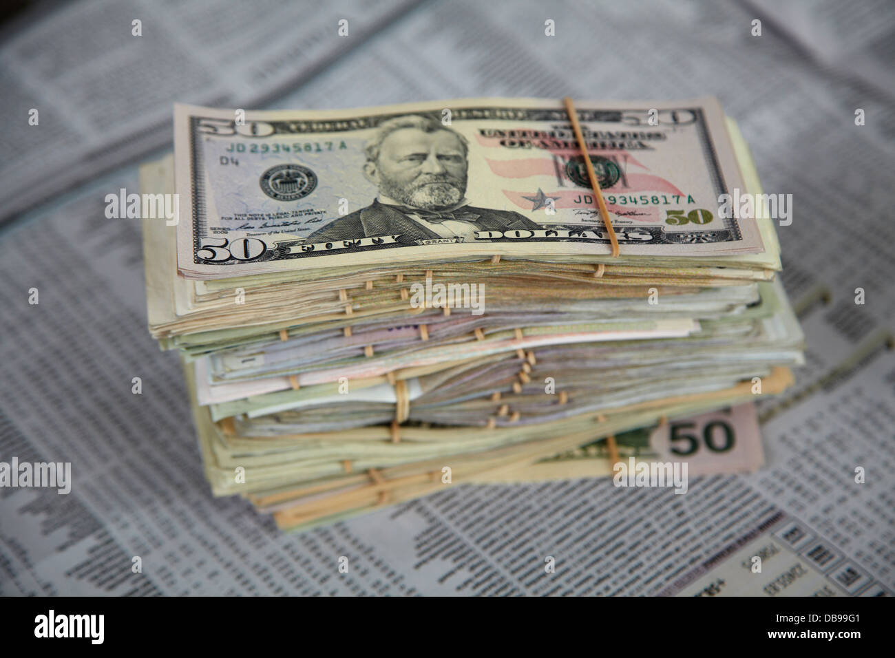 US dollars et pages financières dans le journal Banque D'Images