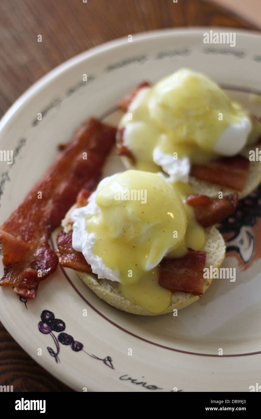 Les oeufs Bénédicte sur une assiette pour le petit déjeuner Banque D'Images
