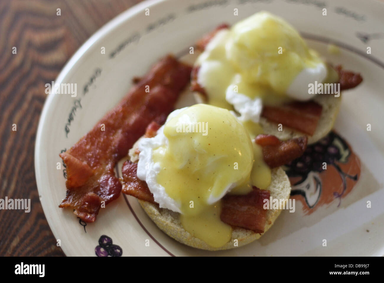 Les oeufs Bénédicte sur une assiette pour le petit déjeuner Banque D'Images