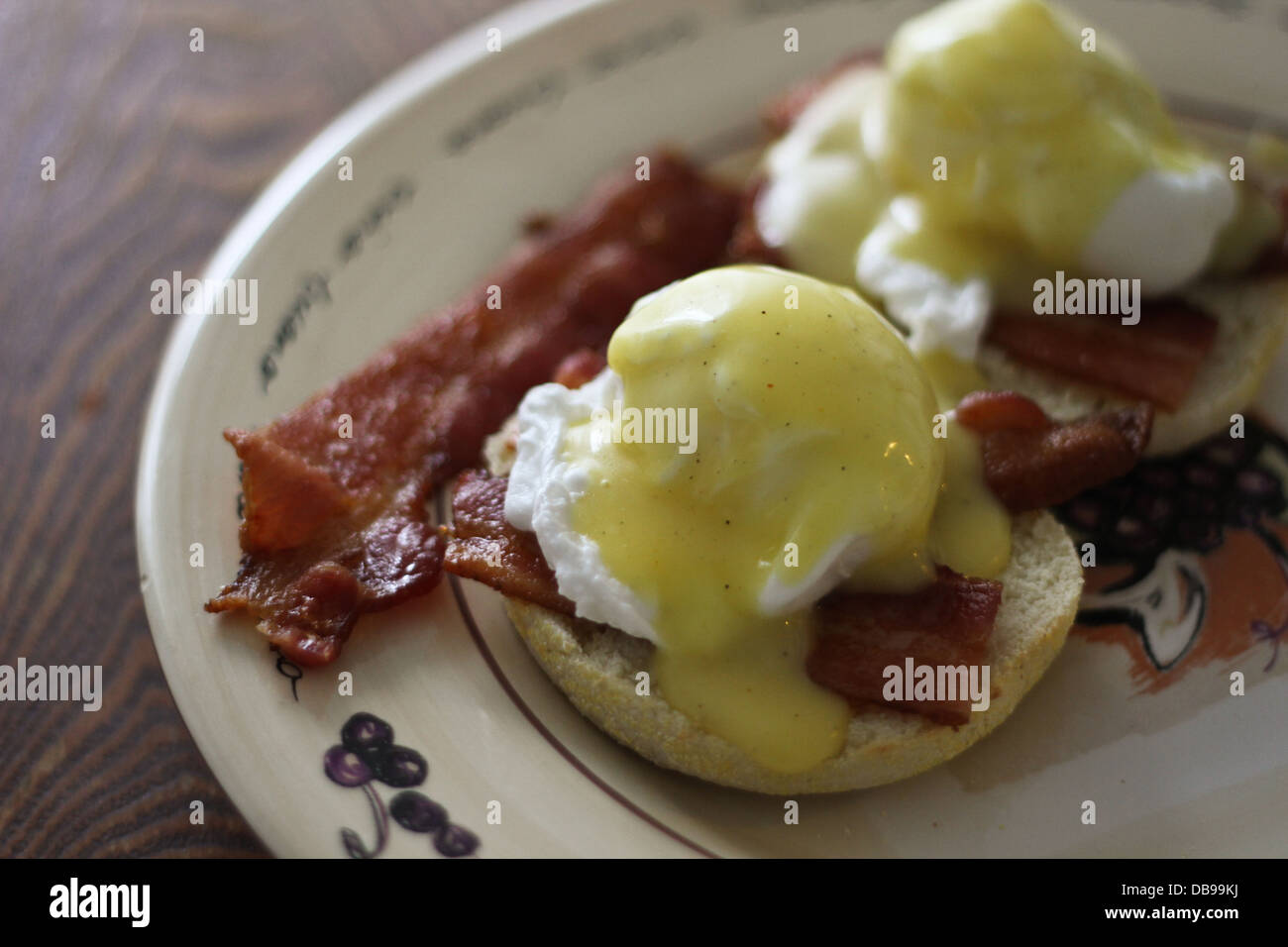 Les oeufs Bénédicte sur une assiette pour le petit déjeuner Banque D'Images