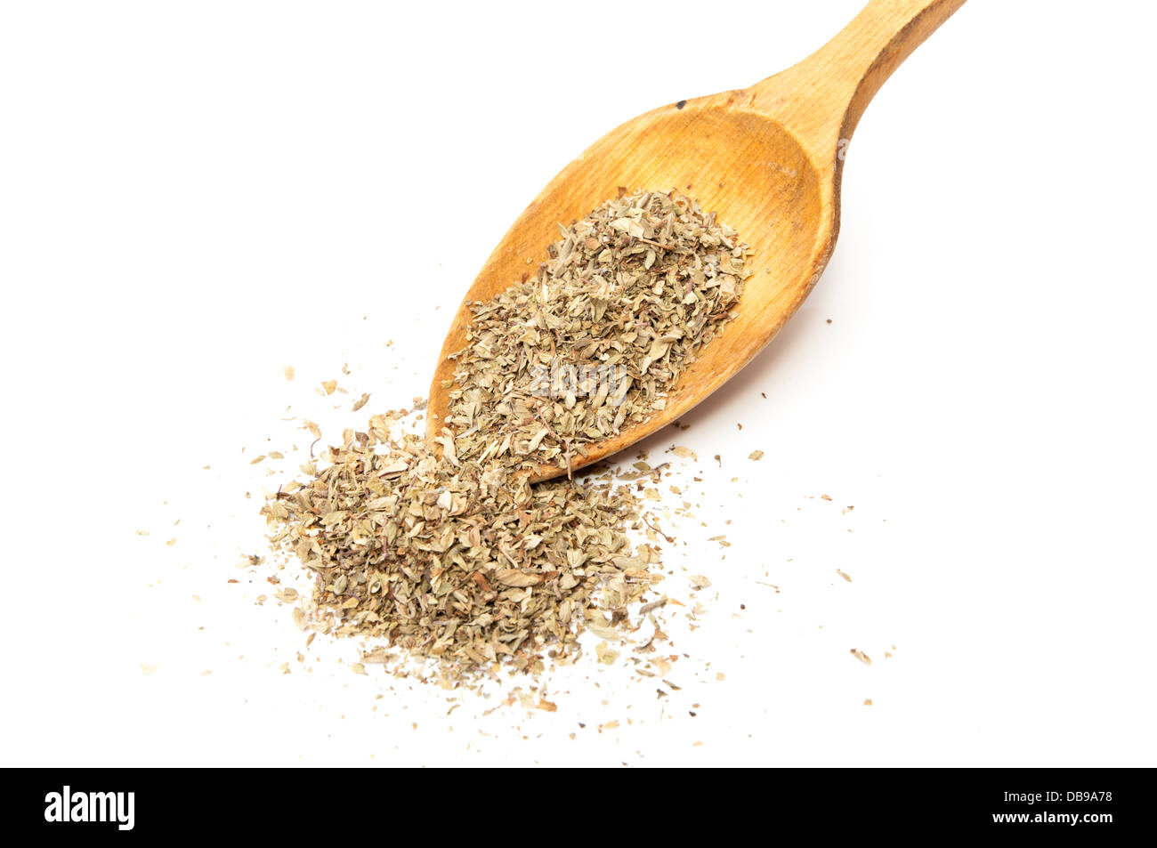 Cuillère d'origan sur fond blanc Banque D'Images