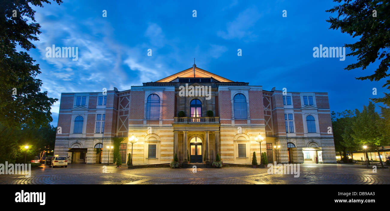 Bayreuth, Allemagne. Le 25 juillet, 2013. Le théâtre du Festival de Bayreuth est représenté dans la soirée à Bayreuth, Allemagne, 25 juillet 2013. Photo : DANIEL KARMANN/dpa/Alamy Live News Banque D'Images